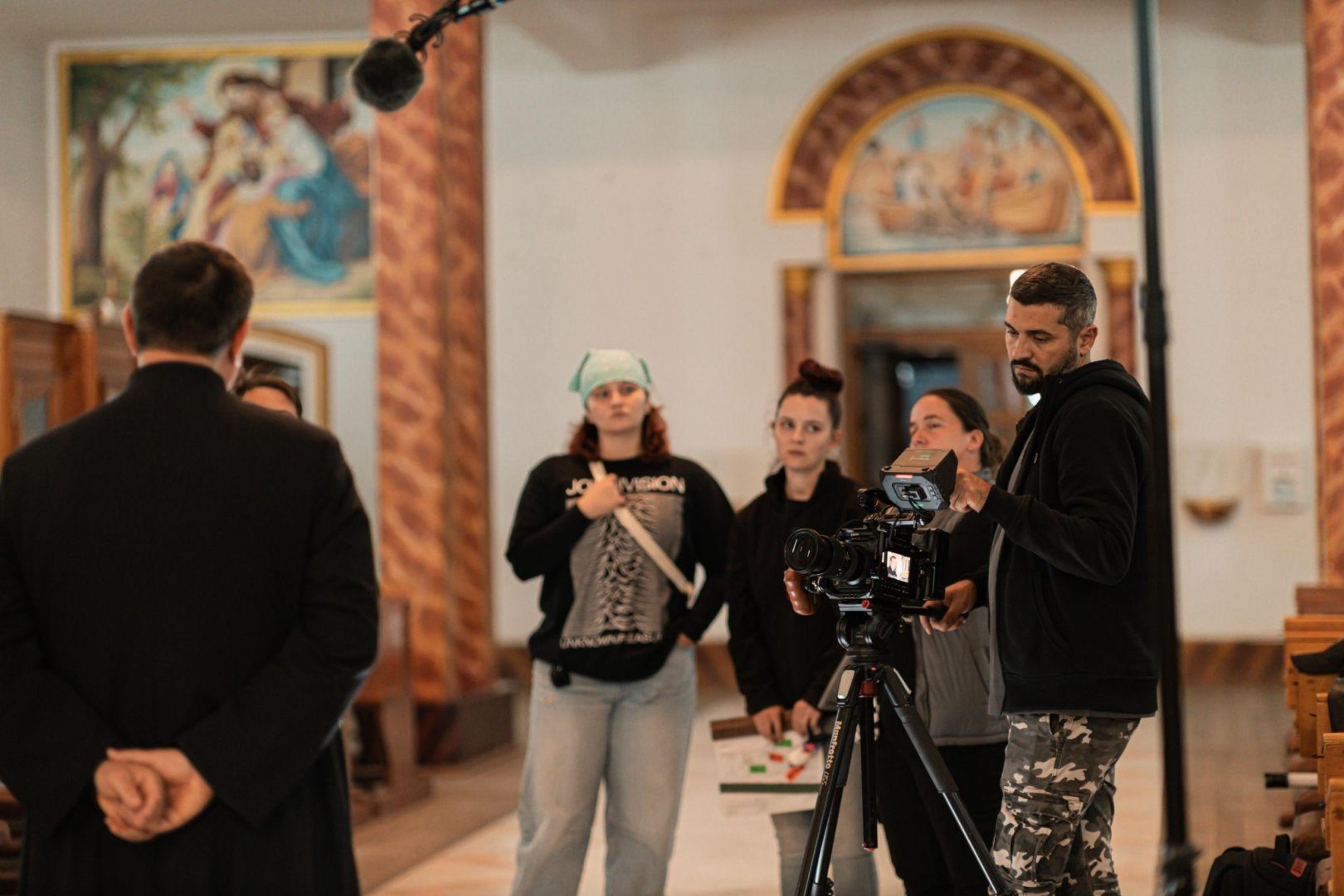 Cum să definești și să comunici valorile de brand prin video corporativ